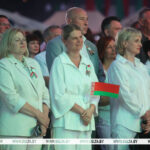 «Радуемся за свою страну и гордимся». В Гродно тысячи человек спели гимн вместе